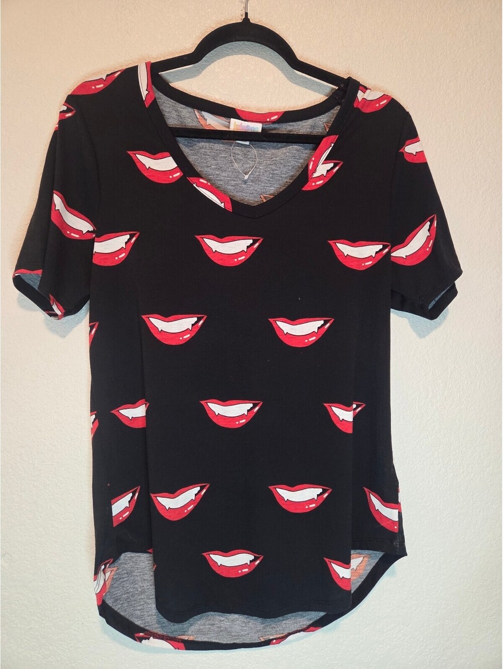 LuLaRoe Black Short Sleeve Shirt with Red Lips Vampire Print, M